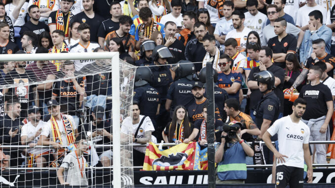 La policía interviene en la grada durante la polémica en el campo de juego por un segundo esférico en el partido correspondiente a la jornada 35 de LaLiga Santander que disputanron Valencia CF y Real Madrid en Mestalla (Valencia). EFE/Biel Alino
