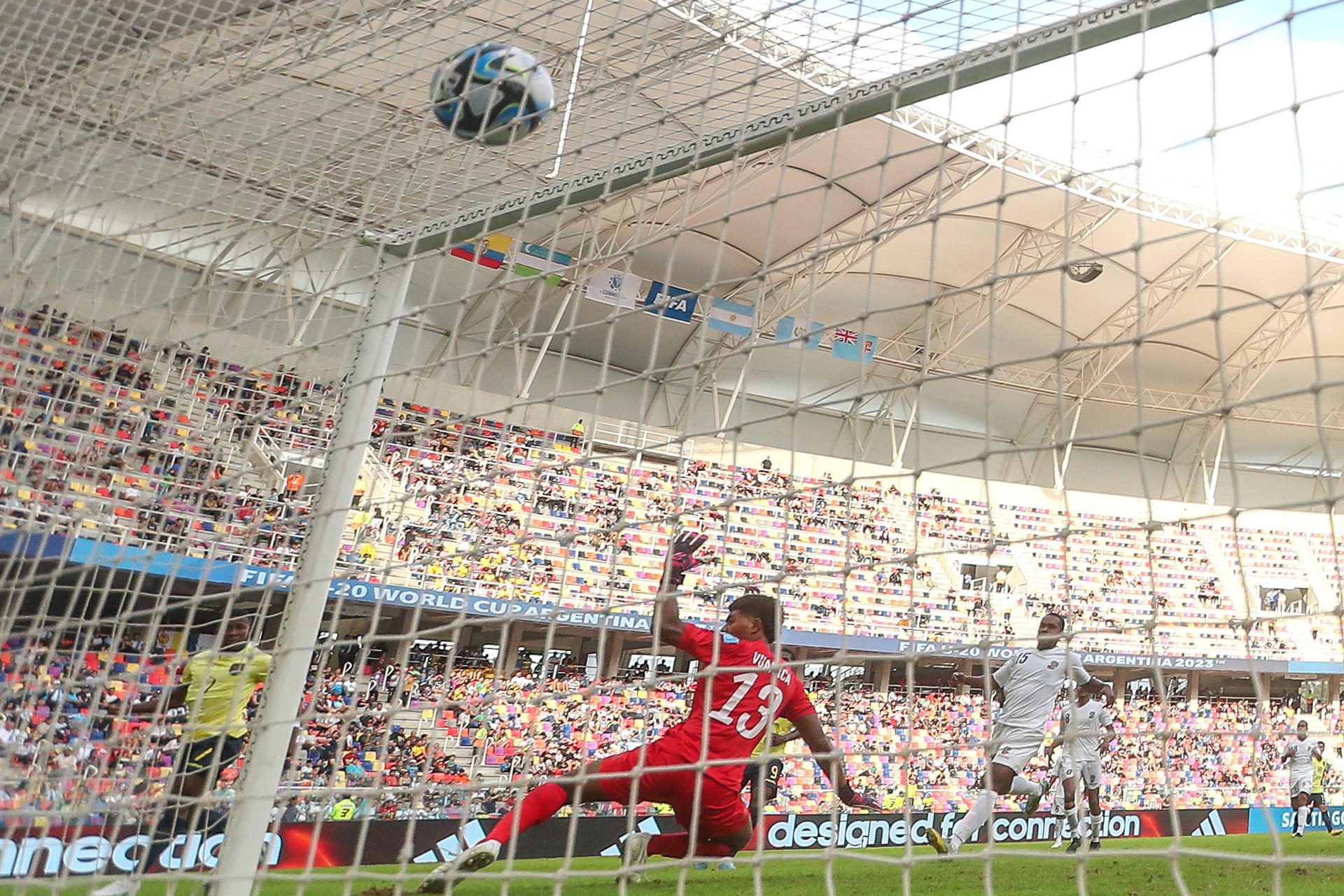 Joji Vuakaca arquero de Fiyi recibe un gol de Justin Cuero hoy, en un partido del grupo B de la Copa Mundial de Fútbol sub-20 entre Ecuador y Fiyi en el estadio Único de Ciudades en Santiago del Estero (Argentina). EFE/ Juan Ignacio Roncoroni
