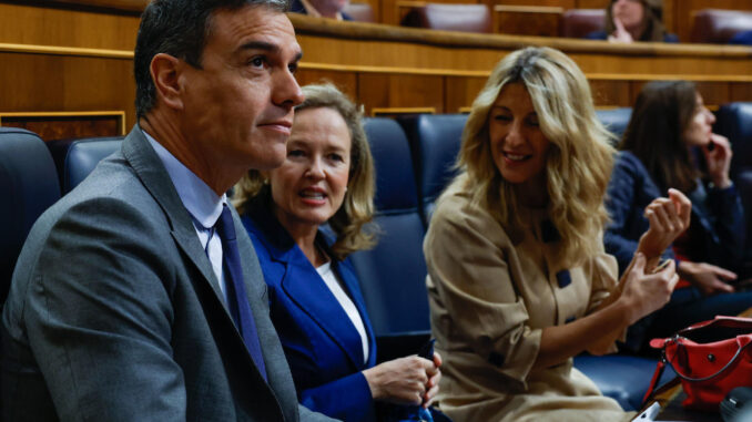 El presidente del Gobierno, Pedro Sánchez, la vicepresidenta primera y ministra de Economía, Nadia Calviño, y la vicepresidenta segunda y ministra de Trabajo, Yolanda Díaz, asisten a la sesión de control que se celebra, este miércoles, en el Congreso de los Diputados en Madrid. EFE/ J.j.guillen
