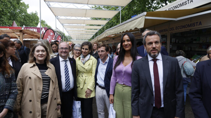 MADRID, 26/05/2023.-El ministro de Cultura Miquel Iceta (2i), el alcalde de Madrid José Luis Martínez Almeida (3d), y la vicealcaldesa Begoña Villacís (2d), en la inauguración oficial de la Feria del Libro en Madrid este viernes.-EFE/Javier Lizón
