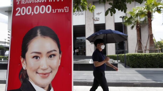 Imagen reciente de un cartel de la candidata del Puea Thai, Paetongtarn Shinawatra, a las elecciones en Tailandia. EFE/EPA/RUNGROJ YONGRIT
