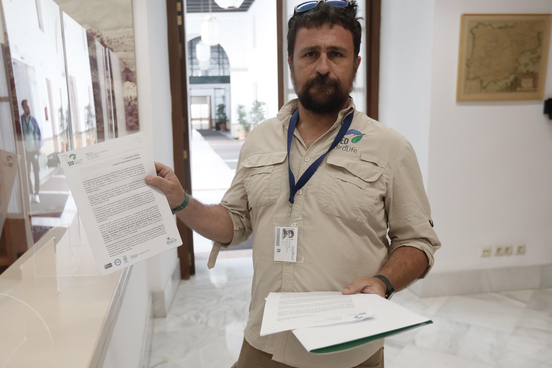 Carlos Molina, técnico de Seo Birlife en Doñana tras entregar este miércoles en el Parlamento de Andalucía 145.000 firmas en defensa de Doñana, recogidas en el marco de una campaña iniciada hace un mes tras la aprobación de la tramitación de la proposición de ley de ordenación de regadíos de la Corona Norte. EFE/José Manuel Vidal
