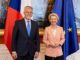 El presidente checo, Petr Pavel, junto a la presidenta de la Comisión Europea, Ursula von der Leyen, este martes en Praga. EFE/EPA/MARTIN DIVISEK