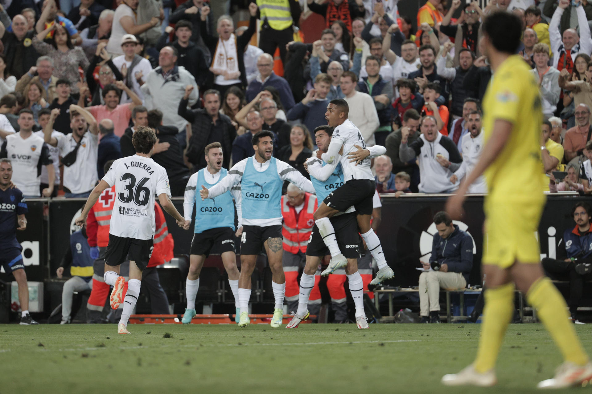 Los jugadores del Valencia celebran el gol del empate anotado por el centrocampista brasileño Samuel Lino (d-salta) durante el partido correspondiente a la jornada 33 de LaLiga Santander que disputaron Valencia y Villareal este miércoles en el estadio de Mestalla, Valencia.- EFE/ Manuel Bruque
