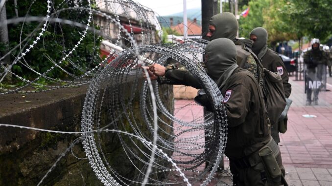 Soldados de la KFOR, la misión de la OTAN, colocan una barrera de metal ante la alcaldía de Zvecan, Kosovo. EFE/EPA/GEORGI LICOVSKI
