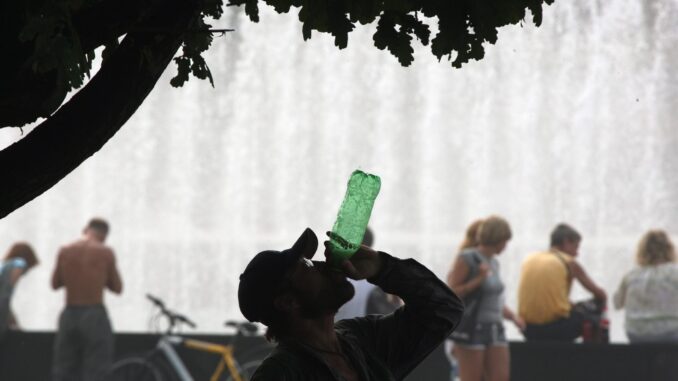 Fotografía de archivo de un hombre bebiendo un refresco. EFE/ANATOLY MALTSEV
