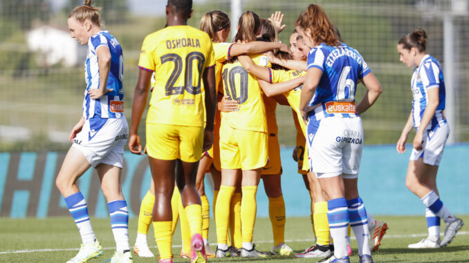 Las jugadoras del FC Barcelona celebran el primer gol ante la Real Sociedad, durante el partido de la Liga F de fútbol disputado este sábado en San Sebastián. EFE/Juan Herrero
