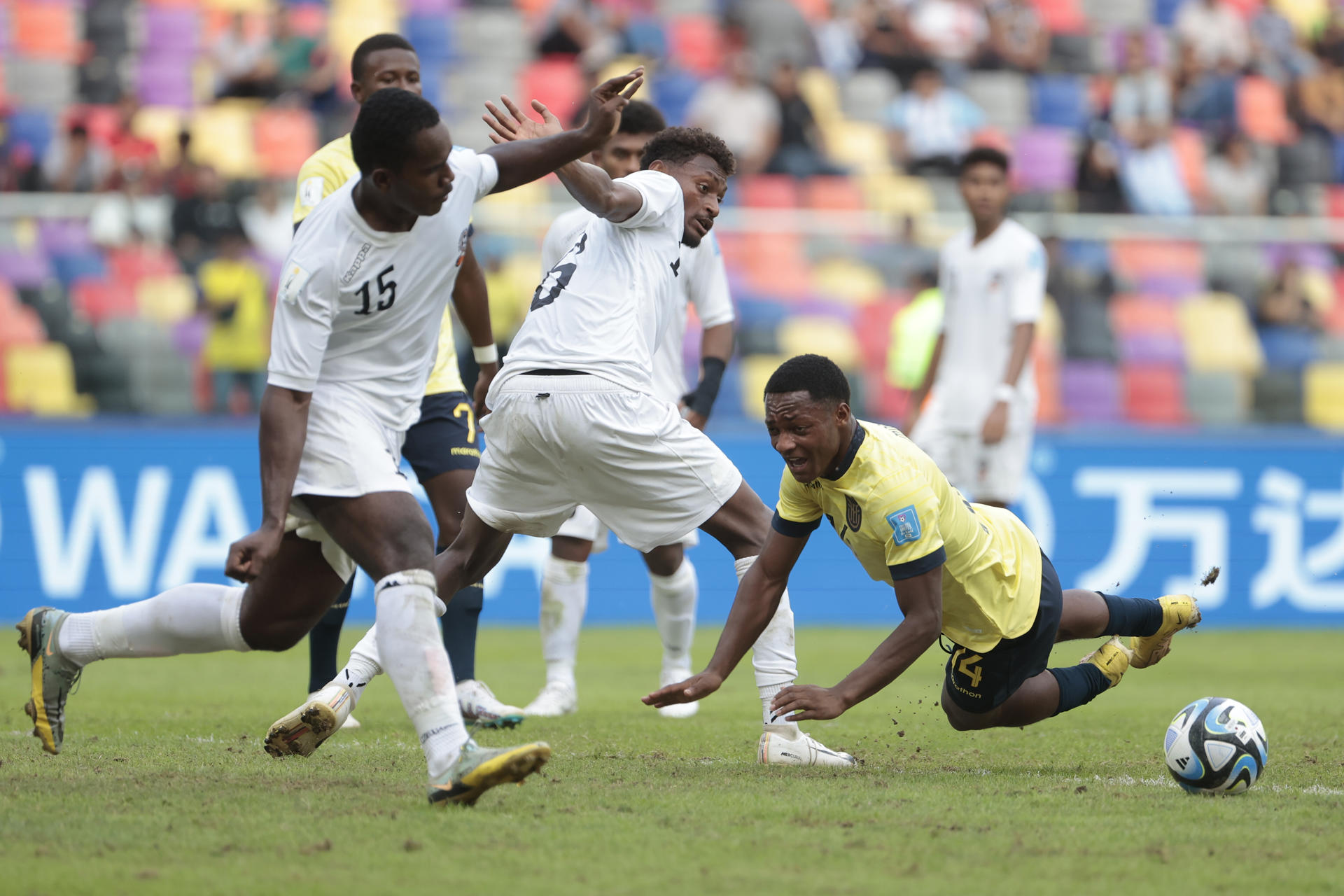 Ariel Mina (d) de Ecuador disputa el balón con Thomas Dunn (c) de Fiyi hoy, en un partido del grupo B de la Copa Mundial de Fútbol sub-20 entre Ecuador y Fiyi en el estadio Único de Ciudades en Santiago del Estero (Argentina). EFE/ Juan Ignacio Roncoroni
