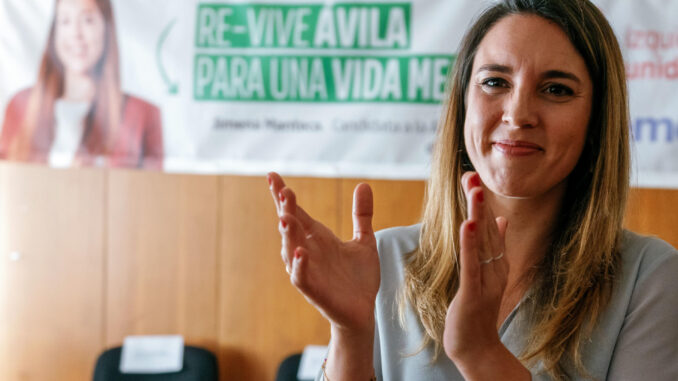 La ministra de Igualdad y número dos de Unidas Podemos, Irene Montero, durante la reunión con colectivos feministas y de defensa de derechos LGTBIQ+ este jueves en Ávila. EFE/ Raúl Sanchidrián
