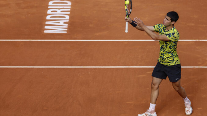 El tenista español Carlos Alcaraz en acción ante el ruso Karén Khachanov, durante el partido correspondiente a los cuartos de final del Mutua Madrid Open de tenis, este miércoles en la Caja Mágica. EFE/ Rodrigo Jiménez
