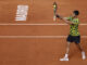 El tenista español Carlos Alcaraz en acción ante el ruso Karén Khachanov, durante el partido correspondiente a los cuartos de final del Mutua Madrid Open de tenis, este miércoles en la Caja Mágica. EFE/ Rodrigo Jiménez