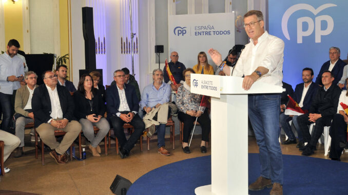 El líder del PP, Alberto Núñez Feijoó, interviene este viernes en un acto del partido en Albacete. El decimoquinto día de campaña pone fin a los actos, mitines y promesas electorales de los partidos. EFE/Manu
