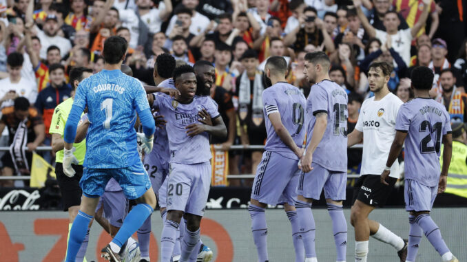 El delantero del Real Madrid Vinicius Junior reacciona después de recibir una tarjeta roja durante el partido de fútbol de LaLiga española entre Valencia CF y Real Madrid, en Mestalla, Valencia, España, 21 de mayo de 2023. EFE/ Biel Alino
