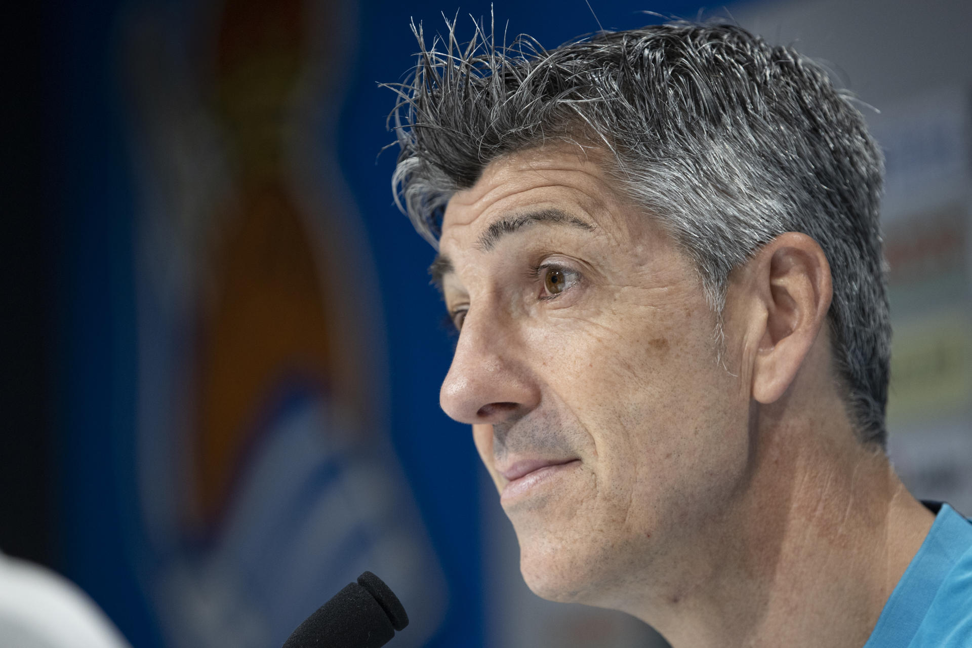 El entrenador de la Real Sociedad, Imanol Alguacil, durante la rueda de prensa que ha ofrecido en San Sebastián, previa al partido que su equipo disputará ante el Atlético de Madrid. EFE/Javier Etxezarreta
