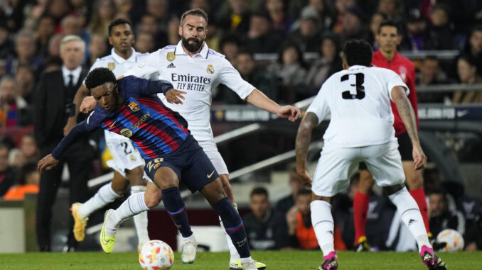 El lateral del Barcelona Álex Balde (i) escapa de Dani Carvajal (c), del Real Madrid, durante el partido de vuelta de la semifinal de la Copa del Rey de fútbol que FC Barcelona y Real Madrid, en una fotografía de archivo. EFE/Siu Wu
