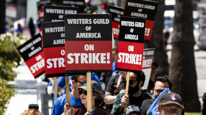 Miembros del Sindicato de Guionistas de Estados Unidos (WGA) se manifiestan ayer frente al edificio de Netflix, en Los Ángeles, California (EE.UU.). EFE/EPA/Etienne Laurent
