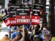 Miembros del Sindicato de Guionistas de Estados Unidos (WGA) se manifiestan ayer frente al edificio de Netflix, en Los Ángeles, California (EE.UU.). EFE/EPA/Etienne Laurent