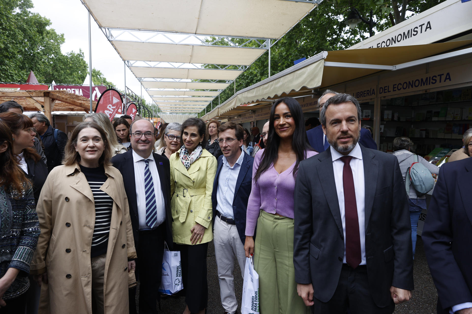 El ministro de Cultura Miquel Iceta (2i), el alcalde de Madrid José Luis Martínez Almeida (3d), y la vicealcaldesa Begoña Villacís (2d), en la inauguración oficial de la Feria del Libro en Madrid este viernes.-EFE/Javier Lizón
