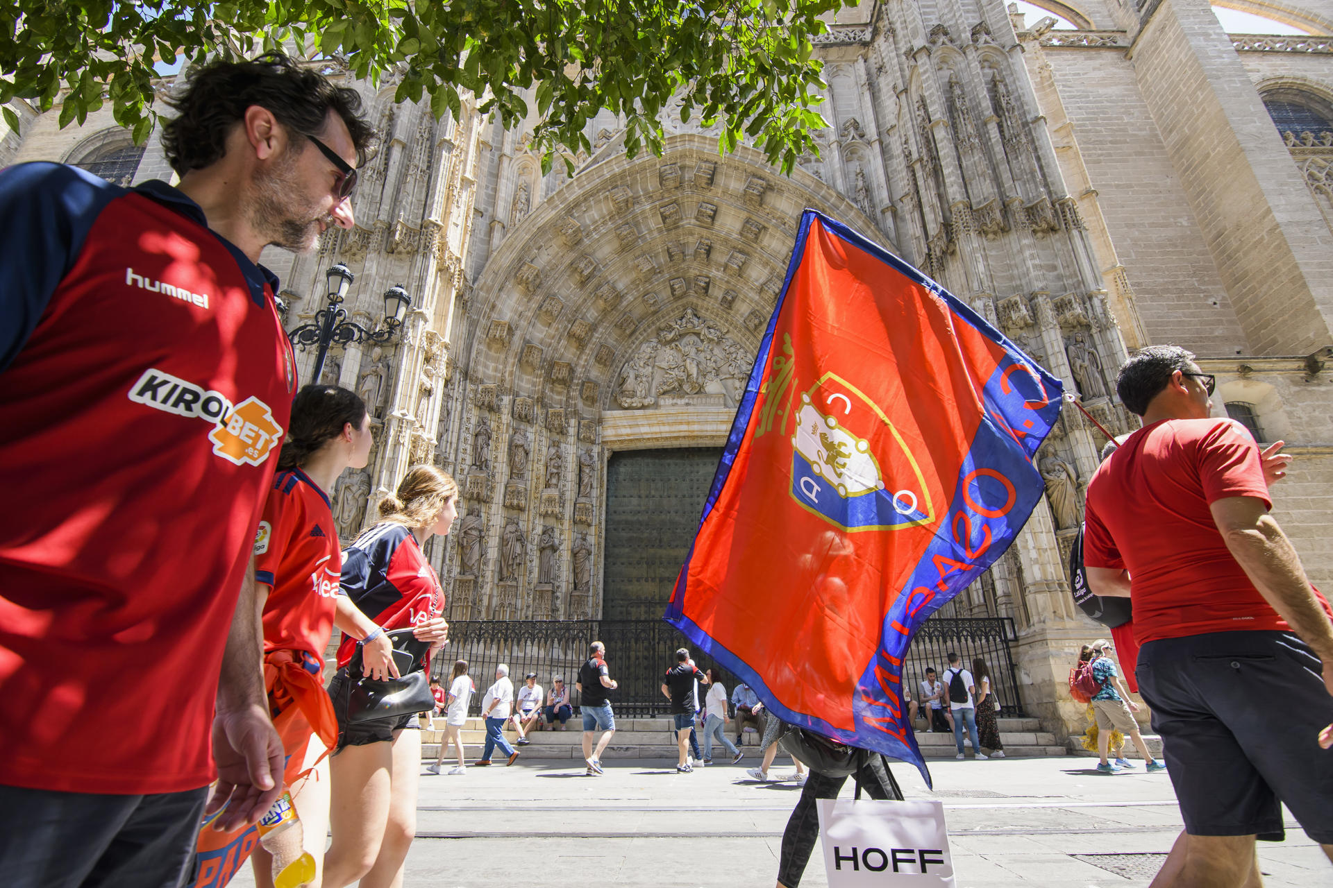 Aficionados del Osasuna y del Real Madrid llenan las calles céntricas de Sevilla, a unas horas de disputarse la Final de la Copa del Rey entre ambos equipos este sábado.- EFE / Raúl Caro.
