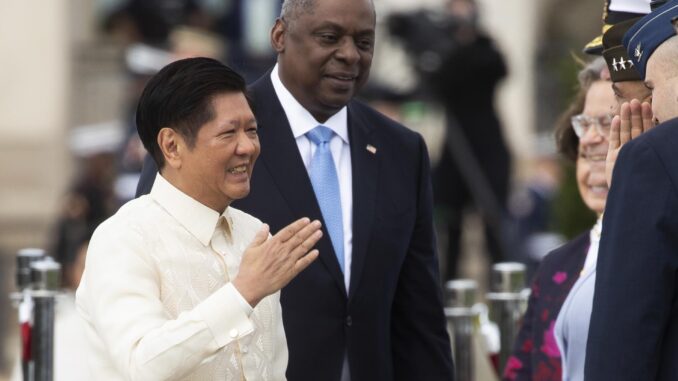 El secretario de Defensa de EE.UU., Lloyd Austin, recibe en Washington al presidente de Filipinas, Ferdinand Marcos Jr. EFE/EPA/MICHAEL REYNOLDS
