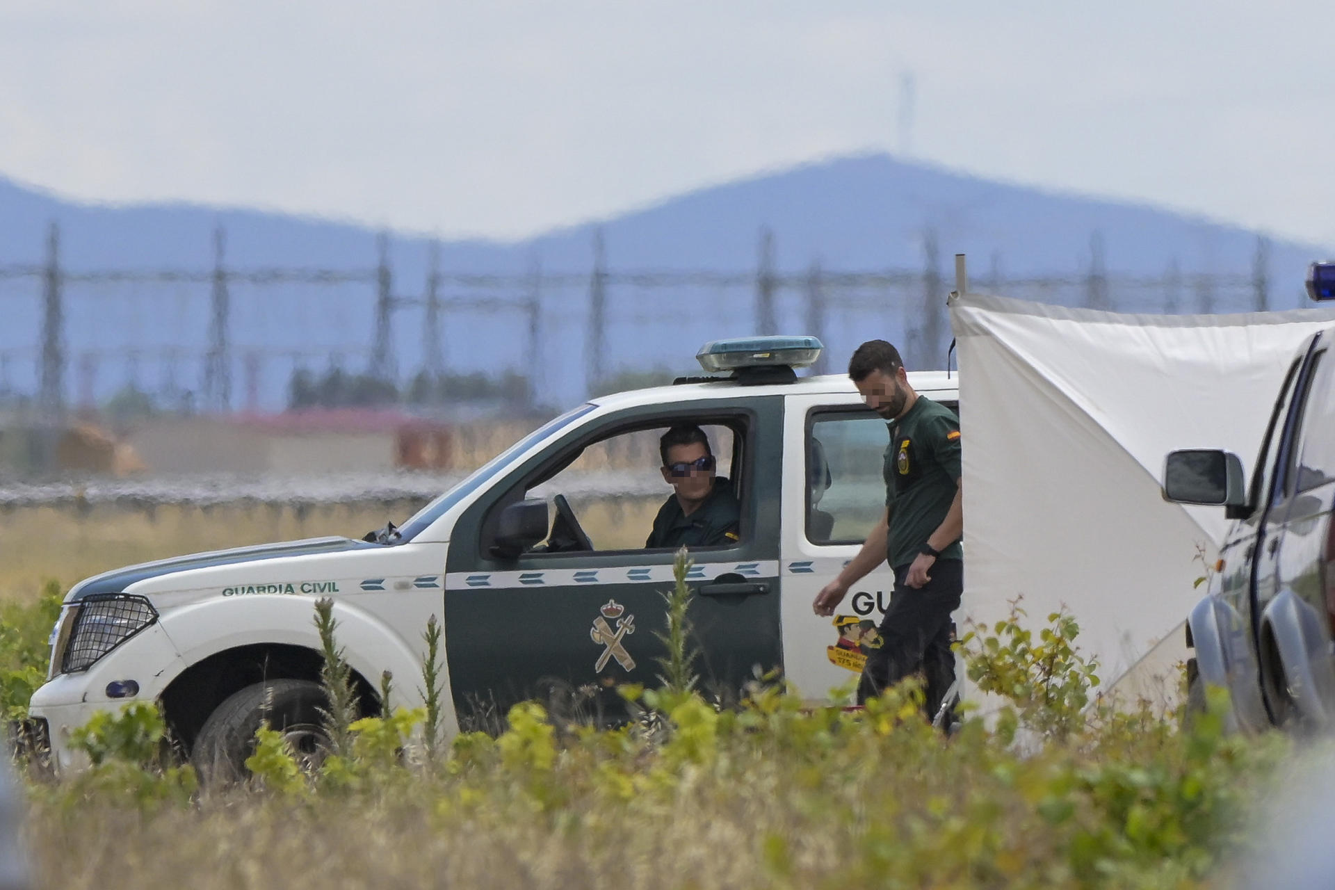 La Guardia Civil inspecciona este miércoles un pozo ubicado en la localidad de Manzanares (Ciudad Real) en busca del cuerpo del empresario Jesús María González Borrajo. EFE/Jesús Monroy
