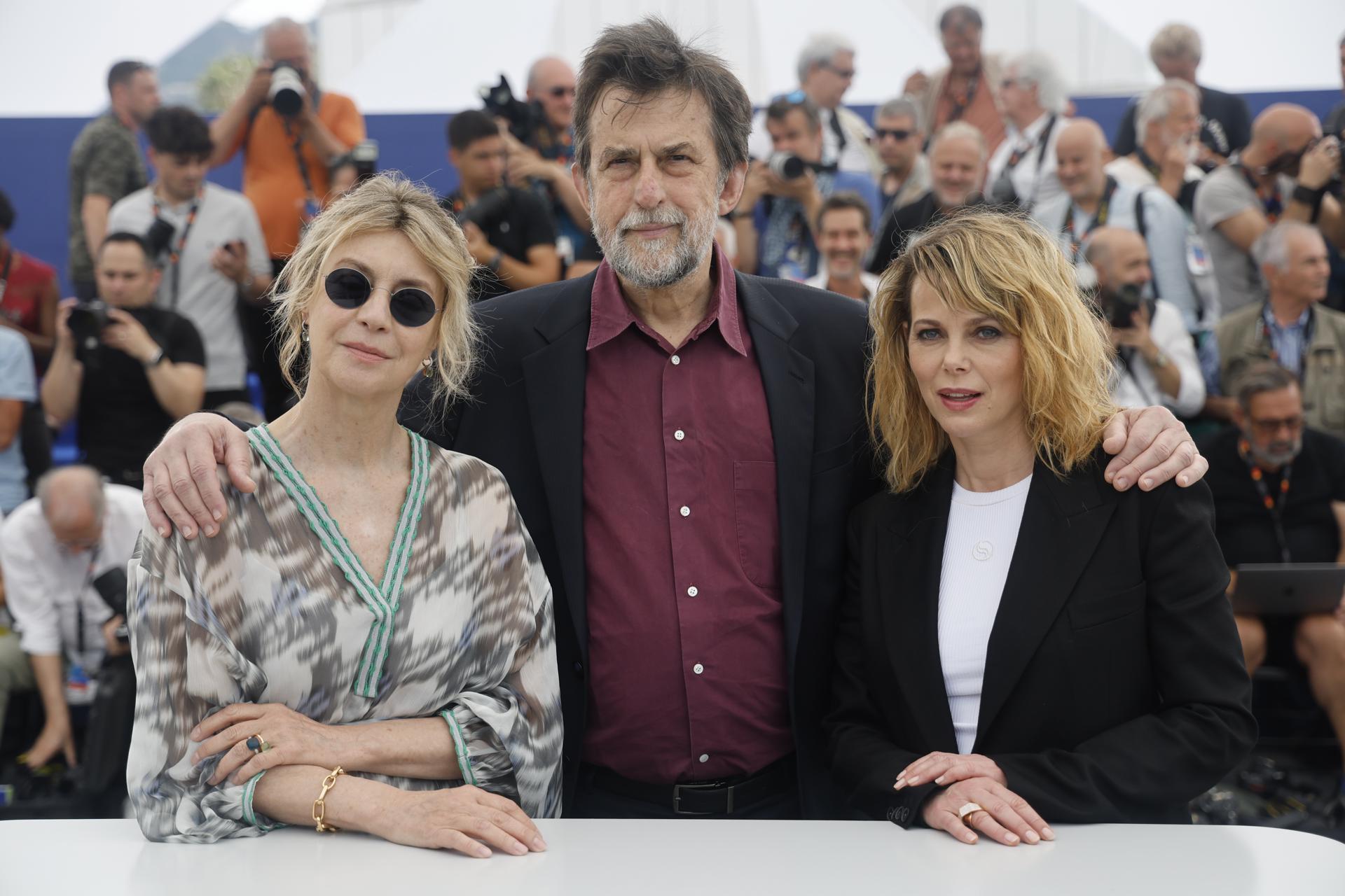 Margherita Buy, Nanni Moretti y Barbora Bobulova en el photocall de 'Il Sol Dell'avvenire. EFE/EPA/GUILLAUME HORCAJUELO
