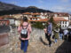 Imagen de archivo de varios turistas en Cangas de Onis. EFE/Paco Paredes