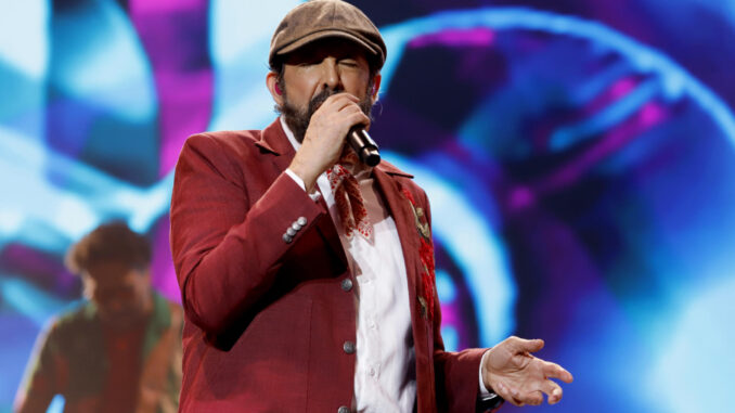 El cantante dominicano Juan Luis Guerra en concierto en el Coliseo José Miguel Agrelot, en San Juan, Puerto Rico. EFE/ Thais Llorca
