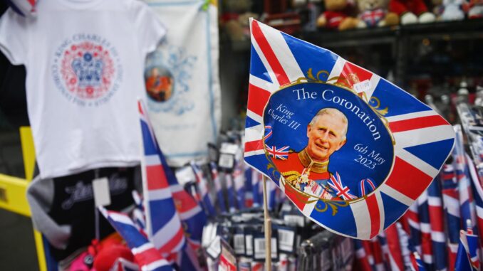 Imagen de archivo de souvenirs de la coronación de Carlos III. EFE/EPA/NEIL HALL
