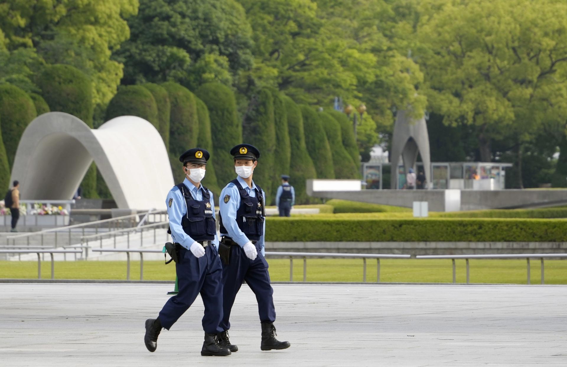 La policía patrulla en el Parque Conmemorativo de la Paz de Hiroshima antes de la cumbre del G7 en Hiroshima, oeste de Japón, el 18 de mayo de 2023. EFE/EPA/FRANCK ROBICHON
