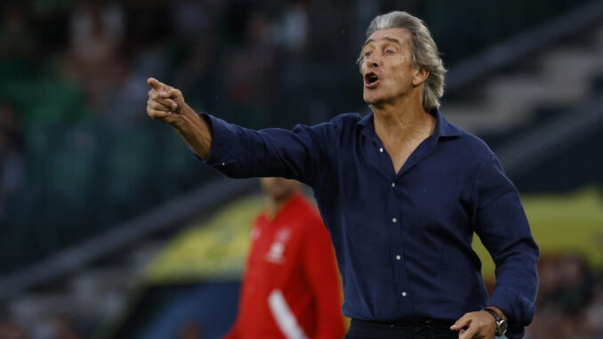 El técnico chileno del Betis, Manuel Pellegrini, durante el encuentro correspondiente a la jornada 34 de primera división que han disputado hoy lunes frente al Rayo Vallecano en el estadio Benito Villamarín de Sevilla. EFE/Julio Muñoz.
