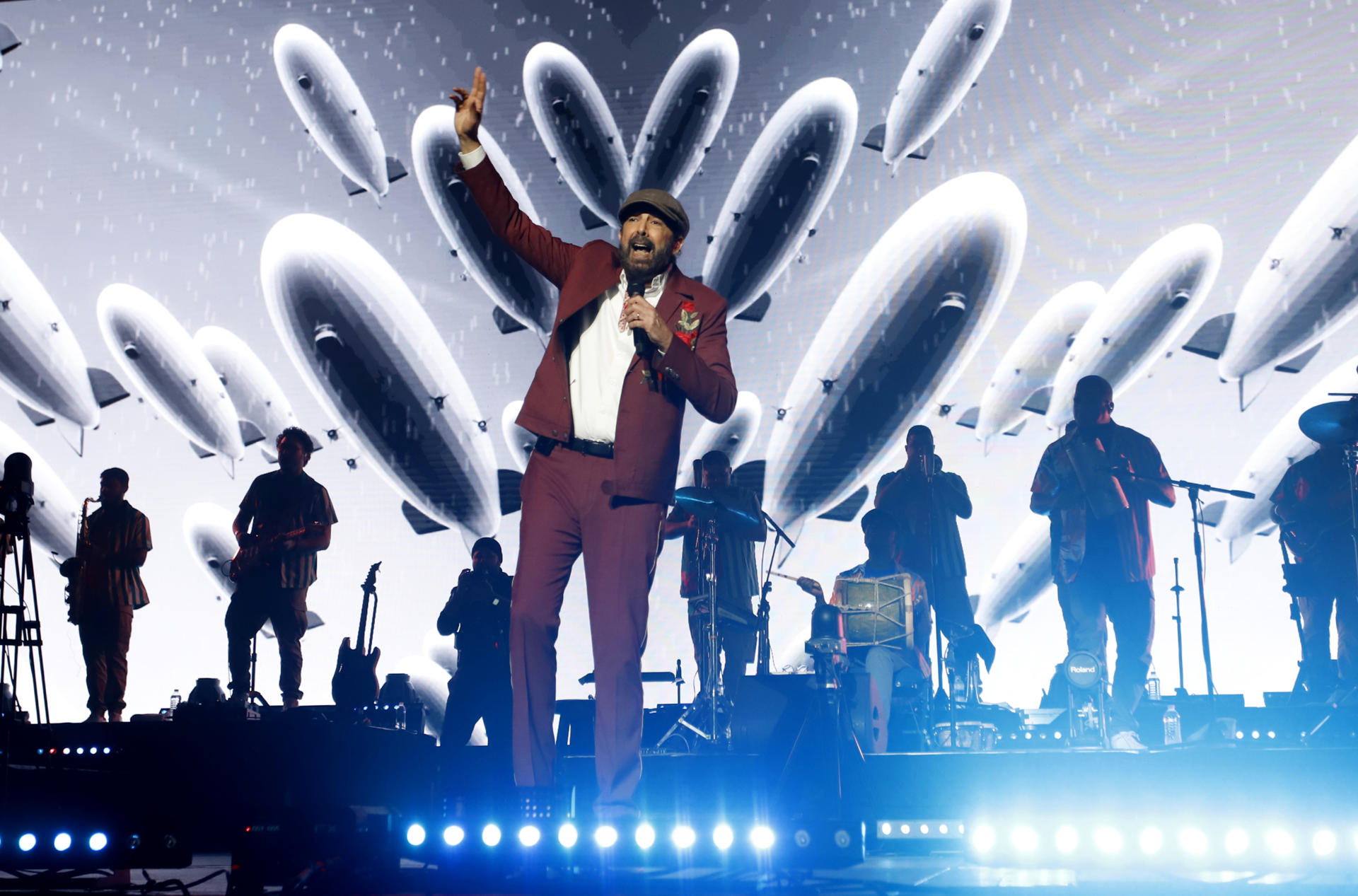 El cantante dominicano Juan Luis Guerra en concierto en el Coliseo José Miguel Agrelot, en San Juan, Puerto Rico. EFE/ Thais Llorca
