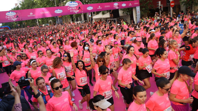 Más de 30.000 corredoras participan en la Carrera de la Mujer, que pretende ayudar a visibilizar la lucha contra la violencia doméstica y que se celebra coincidiendo con el Día de la Madre. EFE/ Kiko Huesca
