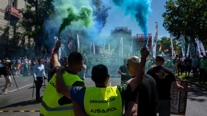 Manifestación convocada por las organizaciones mayoritarias de la Policía Nacional, Jupol, y de la Guardia Civil, Jucil, para reclamar una modificación normativa que evite la pérdida de poder adquisitivo de ambos colectivos, este sábado, en Madrid. EFE/ Fernando Villar
