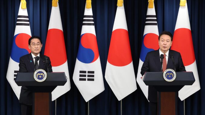 El primer ministro japonés, Fumio Kishida, llegó a Seúl este domingo para reunirse con el presidente surcoreano, Yoon Suk-yeol, en la que supone su segunda cumbre en menos de dos meses y la primera visita de un líder nipón al país vecino en más de doce años.
Kishida llegó a Seúl este domingo para iniciar una visita oficial de dos días y fue recibido por Yoon en su oficina residencial antes de la reunión conjunta en la que espera que afiancen la diplomacia itinerante entre ambos países, además de tratar la amenaza norcoreana y rencillas históricas del pasado.
 EFE/EPA/YONHAP SOUTH KOREA OUT
