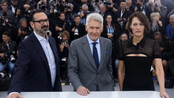 James Mangold, Harrison Ford y Phoebe Waller-Bridge.EFE/EPA/Guillaume Horcajuelo
