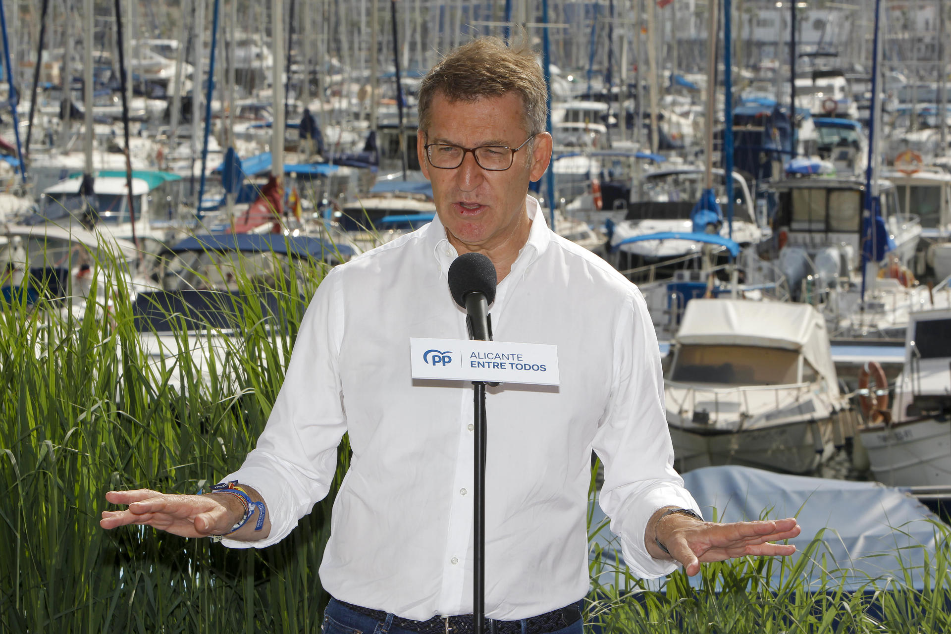 El presidente del PP, Alberto Núñez Feijóo, interviene en el encuentro con hosteleros durante su tercera visita en esta campaña a la Comunitat Valenciana, donde su partido aspira a lograr un vuelco electoral en la Generalitat y el Ayuntamiento de València, entre otras instituciones. EFE/Morell
