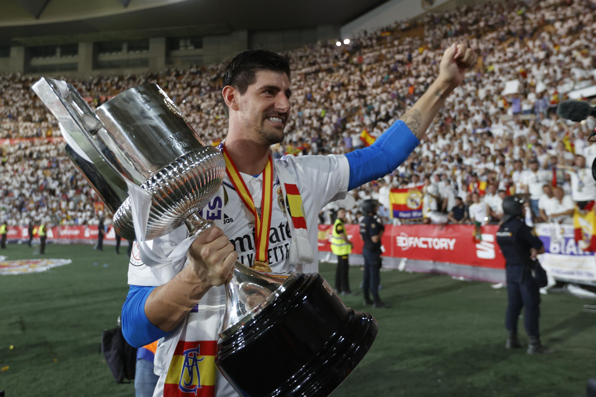 El guardameta belga del Real Madrid, Thibaut Courtois, celebra con los aficionados blancos su victoria en la Copa del Rey tras derrotar a Osasuna en el encuentro que han disputado en el estadio La Cartuja de Sevilla. EFE/Julio Muñoz.
