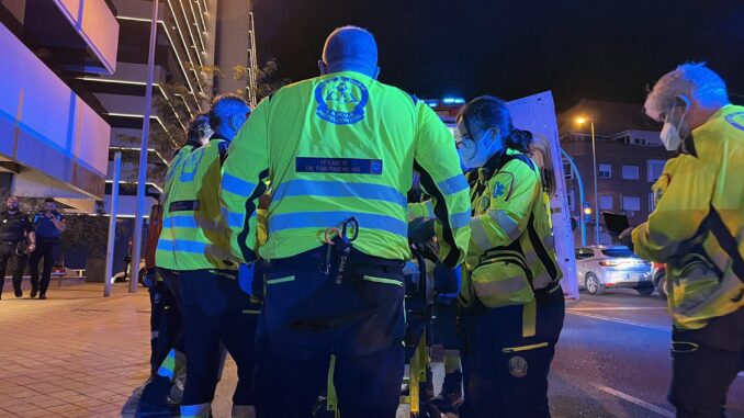 Miembros del Samur atienden a uno de los dos hombres que han resultado heridos por arma blanca en una reyerta entre ambos ocurrida esta noche del martes en una vivienda del madrileño distrito de Tetuán. EFE/Ayuntamiento de Madrid
