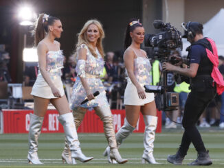 La versión cantada del himno de España de la cantante Marta Sánchez ha provocado la primera división entre las aficiones del Osasuna y el Real Madrid que diputan este sábado la final de la Copa del Rey en el estadio de La Cartuja de Sevilla. EFE/José Manuel Vidal