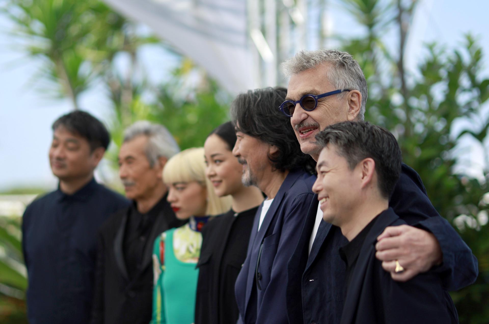 El equipo de 'Perfect Days' en Cannes. EFE/EPA/GUILLAUME HORCAJUELO
