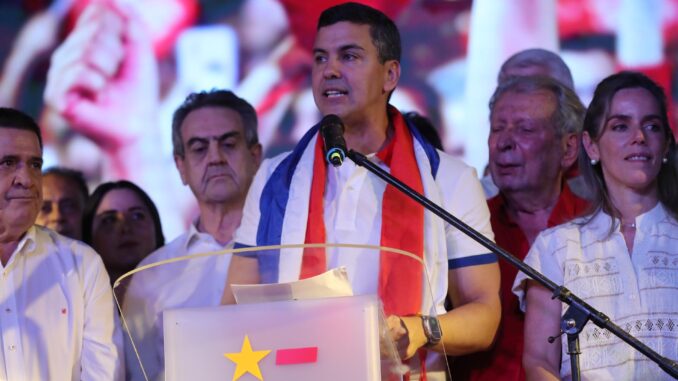 El presidente electo del Partido Colorado, Santiago Peña, habla desde su sede de campaña tras su victoria, hoy en Asunción (Paraguay). EFE/ Raúl Martínez
