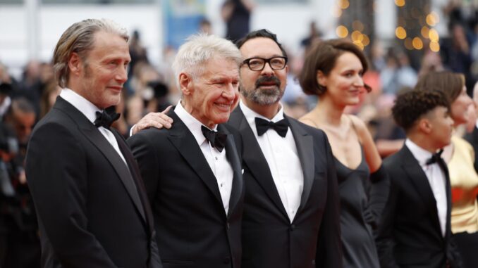 El equipo de Indiana Jones en la premier de ayer en Cannes. EFE/EPA/Sebastien Nogier
