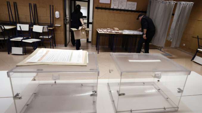 Preparativos para las elecciones al Gobierno de Navarra y al Ayuntamiento de Pamplona que se celebrarán este próximo domingo.  EFE/ Jesús Diges
