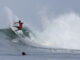 El surfista panameño Jean Carlos González compite hoy durante el Panamericano de Surf, que se desarrolla en la playa Santa Catalina, en la provincia de Veraguas (Panamá). EFE/ Carlos Lemos