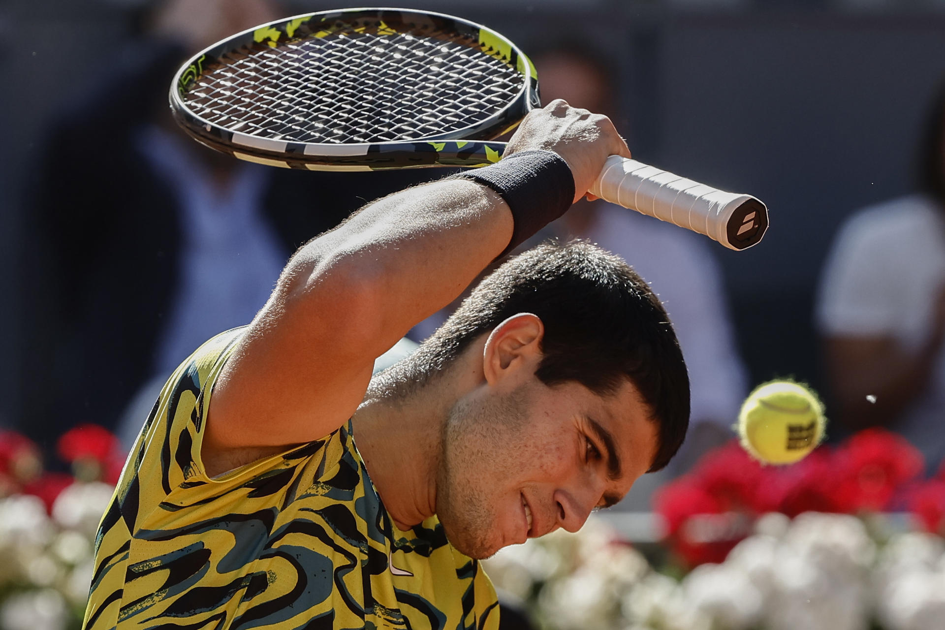 El tenista español Carlos Alcaraz reacciona ante el ruso Karén Khachanov, durante el partido correspondiente a los cuartos de final del Mutua Madrid Open de tenis, este miércoles en la Caja Mágica. EFE/ SERGIO PÉREZ
