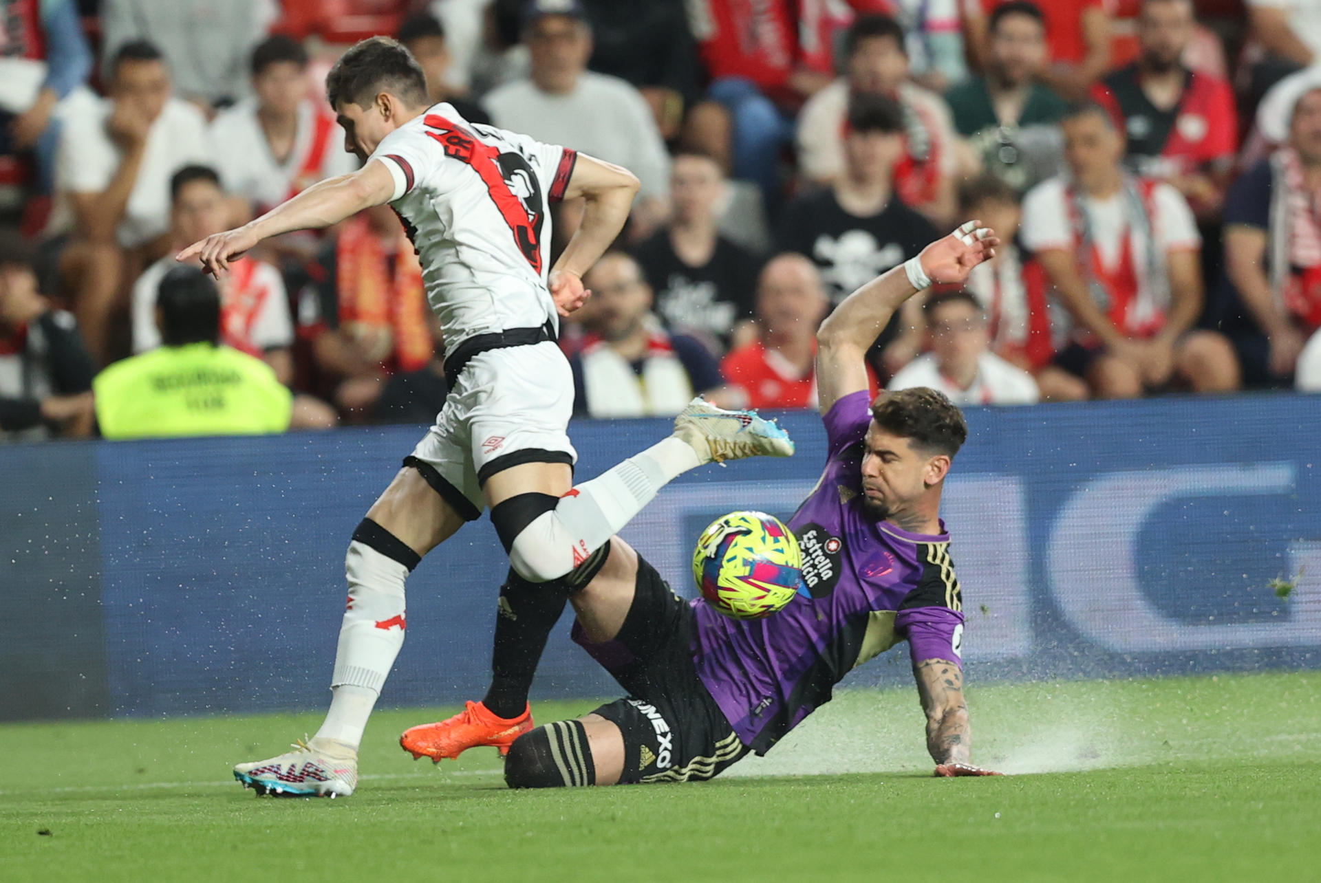 El defensa del Rayo Vallecano Fran García (i) pelea un balón con Jawad el Yamid, del Real Valladolid durante el partido de la jornada 33 de LaLiga que disputan hoy jueves en el estadio de Vallecas. EFE/Kiko Huesca
