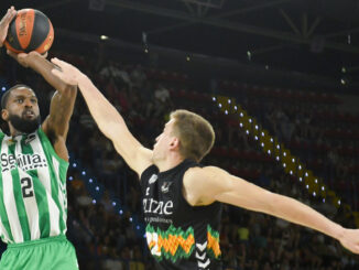 -BJ Johnson del Coosur Real Betis y X. Rabaseda del Surne Bilbao, durante el partido de la jornada 31 de la liga Endesa disputado en el pabellón de San Pablo de Sevilla. EFE/ Raúl Caro.