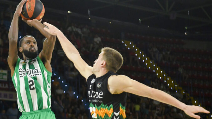 -BJ Johnson del Coosur Real Betis y X. Rabaseda del Surne Bilbao, durante el partido de la jornada 31 de la liga Endesa disputado en el pabellón de San Pablo de Sevilla. EFE/ Raúl Caro.
