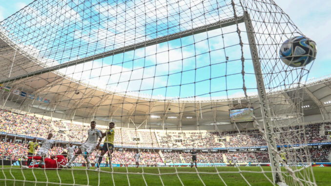 Joji Vuakaca arquero de Fiyi recibe un gol de Justin Cuero hoy, en un partido del grupo B de la Copa Mundial de Fútbol sub-20 entre Ecuador y Fiyi en el estadio Único de Ciudades en Santiago del Estero (Argentina). EFE/ Juan Ignacio Roncoroni
